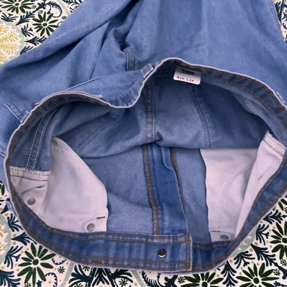 1999 Levi’s 415 light wash with creased legs 34 x 32 men’s vintage Levi’s